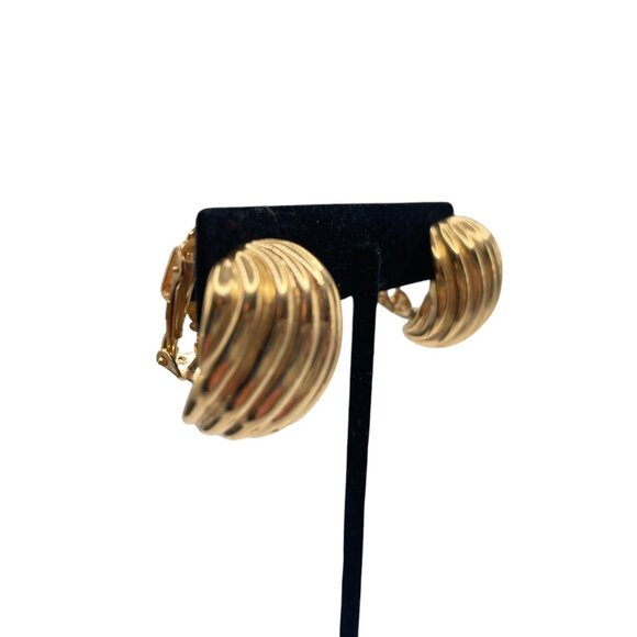 Vintage BUTLER 5th Ave Collection Ribbed Gold Tone Clip on Earrings Signed - Picture 2 of 8